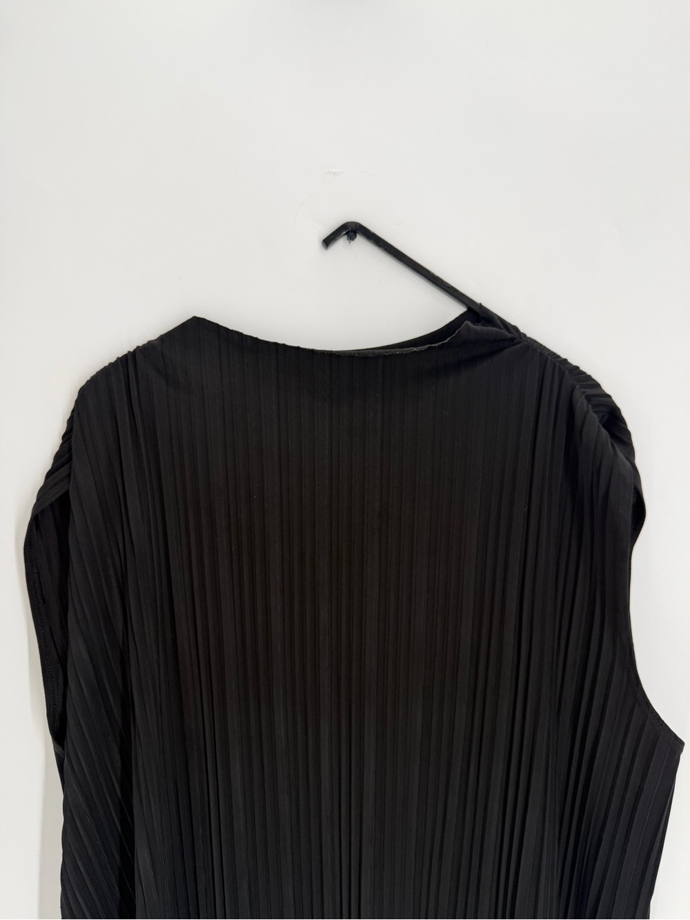 Reformation Aliyah Knit Plisse Pleated Mock Neck Sleeveless Boxy Top In Black